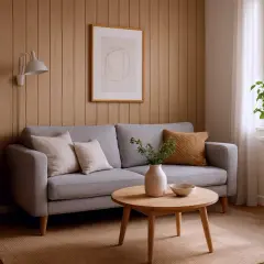 Nowoczesny salon z szarą kanapą, drewnianymi panelami na ścianie i roślinami.