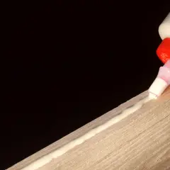 Kropelka na meblach? Usuń Super Glue bez uszkodzeń! Poradnik