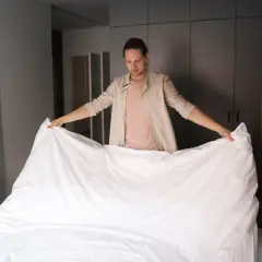 Jak pościelić łóżko jak z hotelu? Szybkie triki i style