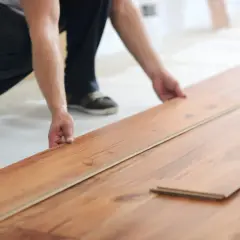 Wyrównaj podłogę pod panele bez wylewki: 4 suche metody DIY