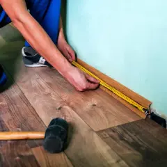 Szczeliny w panelach? Skuteczne sposoby na dosuwanie bez demontażu
