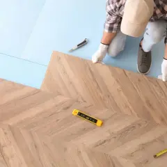 Jak wyrównać podłogę pod panele? Poradnik DIY i wybór metody.