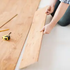 Klejenie paneli winylowych na klik: Czy warto ryzykować gwarancję?