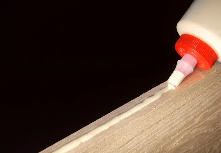 Kropelka na meblach? Usuń Super Glue bez uszkodzeń! Poradnik