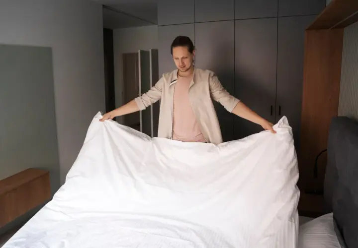 Jak pościelić łóżko jak z hotelu? Szybkie triki i style
