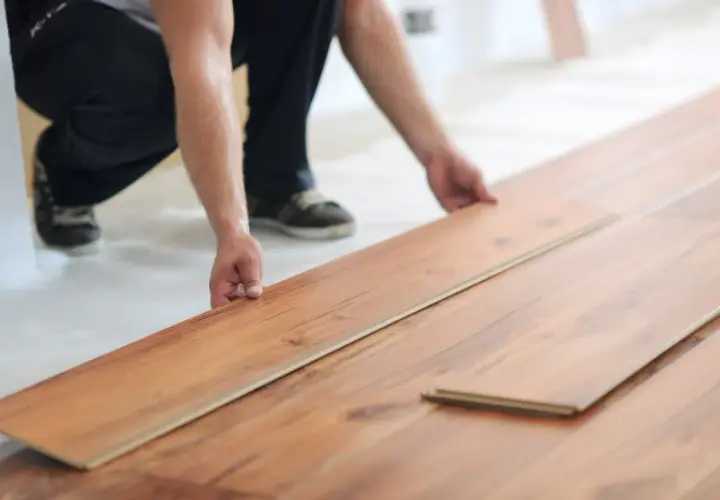 Wyrównaj podłogę pod panele bez wylewki: 4 suche metody DIY