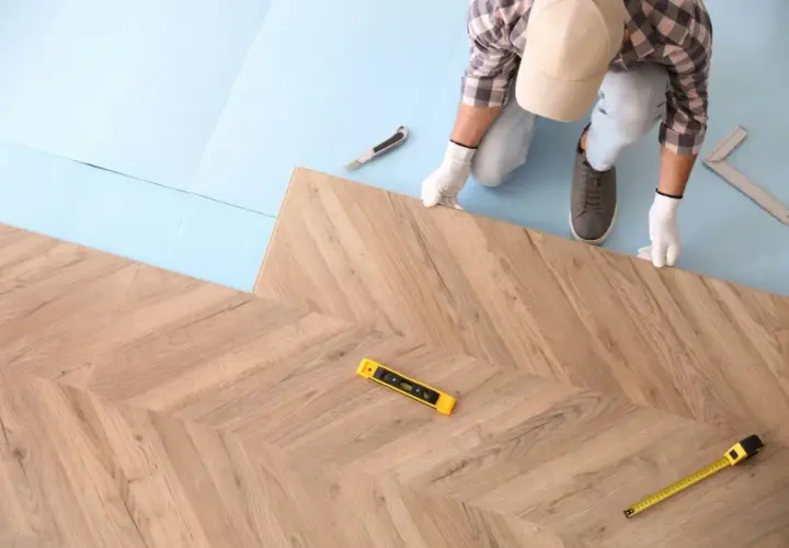 Jak wyrównać podłogę pod panele? Poradnik DIY i wybór metody.