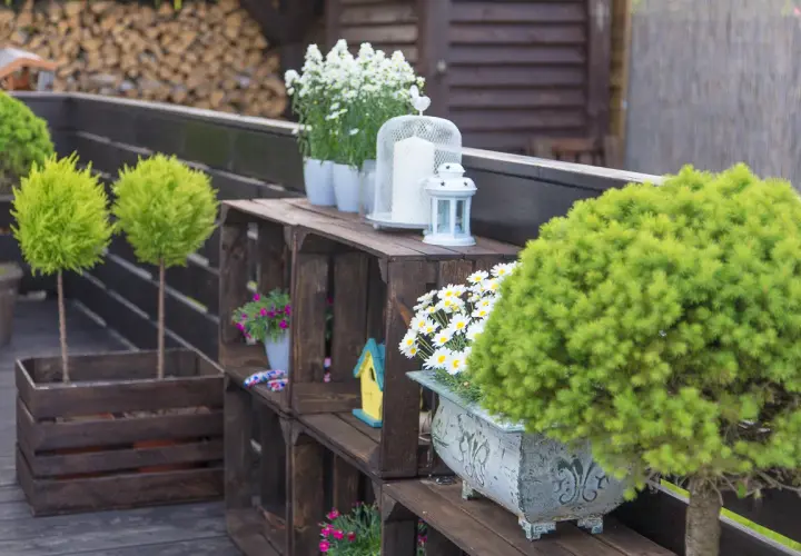 Meble na taras DIY: Jak zbudować tanio i stylowo?