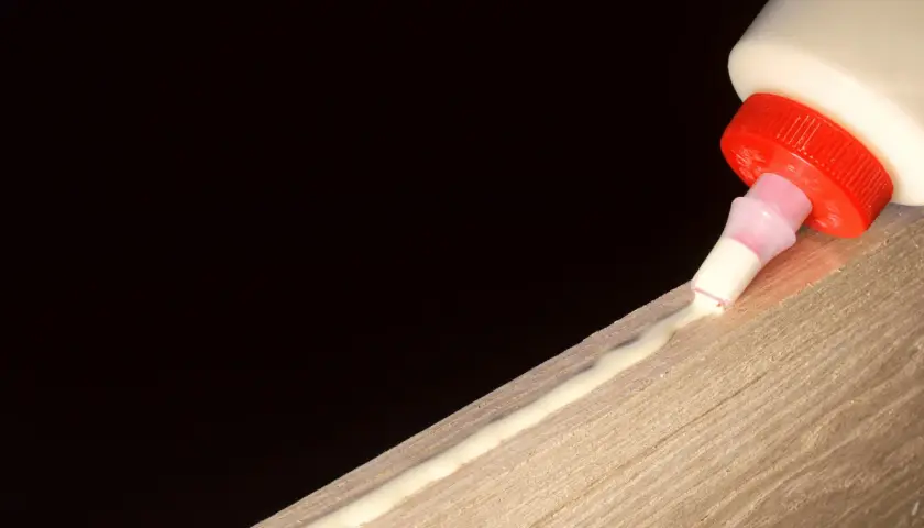 Kropelka na meblach? Usuń Super Glue bez uszkodzeń! Poradnik
