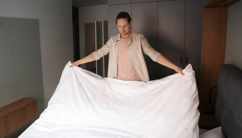 Jak pościelić łóżko jak z hotelu? Szybkie triki i style