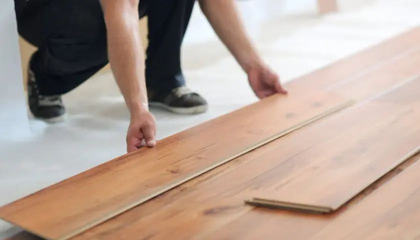 Wyrównaj podłogę pod panele bez wylewki: 4 suche metody DIY