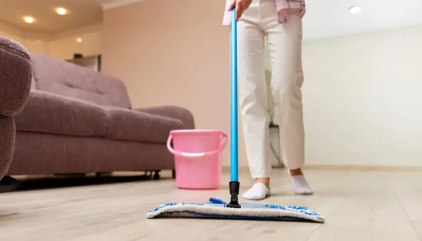 Lśniące panele bez smug? Nabłyszczanie krok po kroku i domowe triki