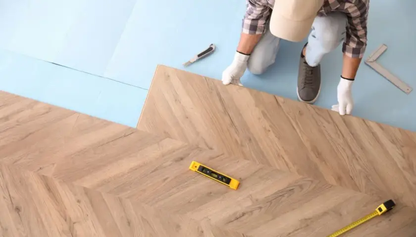 Jak wyrównać podłogę pod panele? Poradnik DIY i wybór metody.