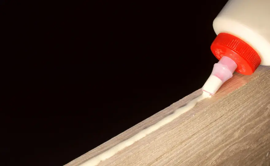 Kropelka na meblach? Usuń Super Glue bez uszkodzeń! Poradnik