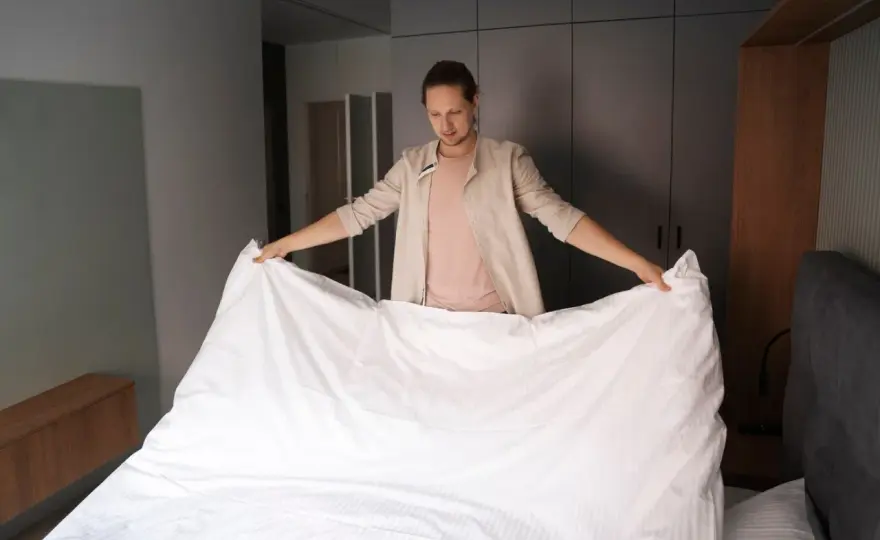 Jak pościelić łóżko jak z hotelu? Szybkie triki i style