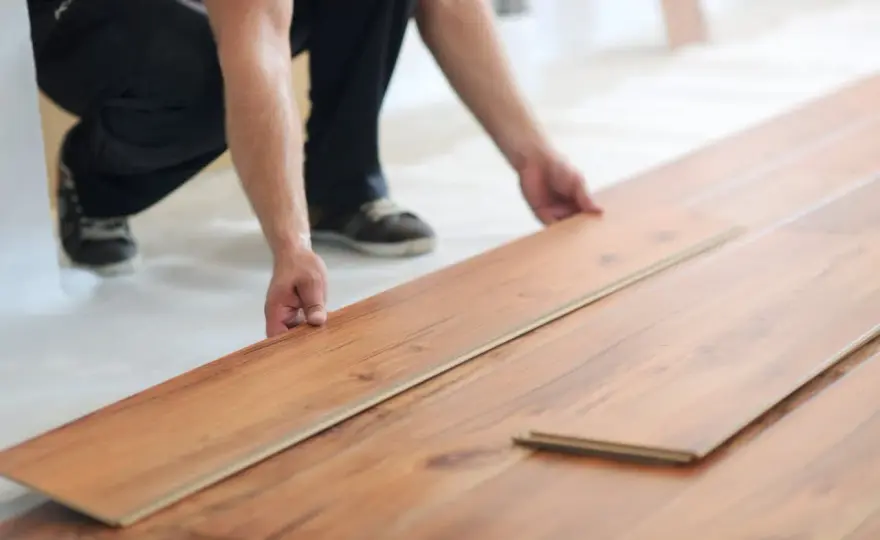 Wyrównaj podłogę pod panele bez wylewki: 4 suche metody DIY