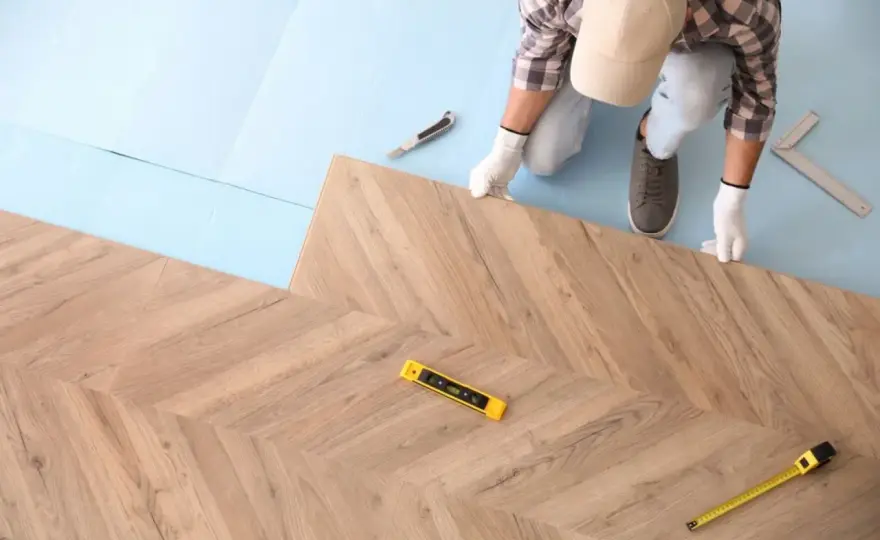 Jak wyrównać podłogę pod panele? Poradnik DIY i wybór metody.
