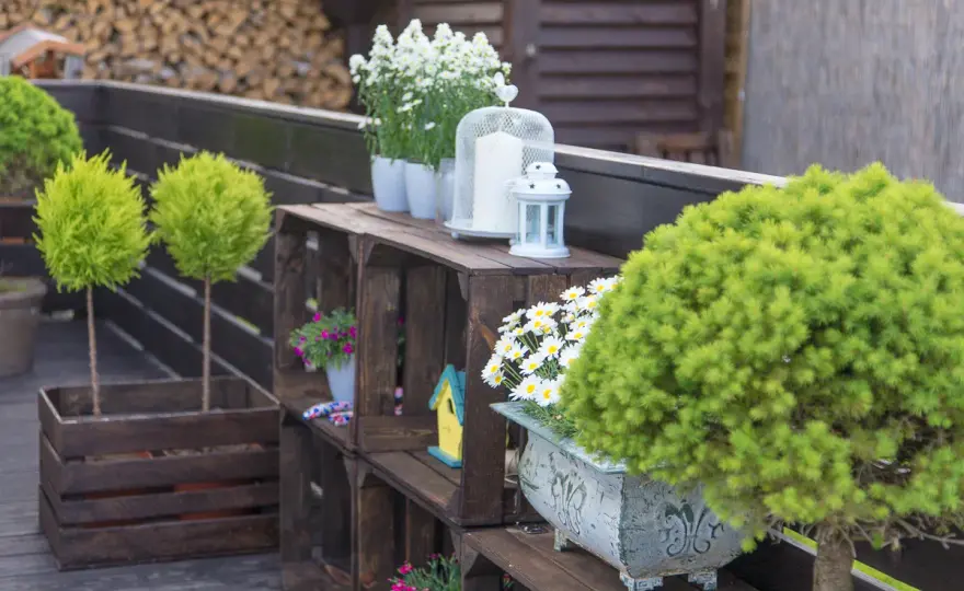 Meble na taras DIY: Jak zbudować tanio i stylowo?