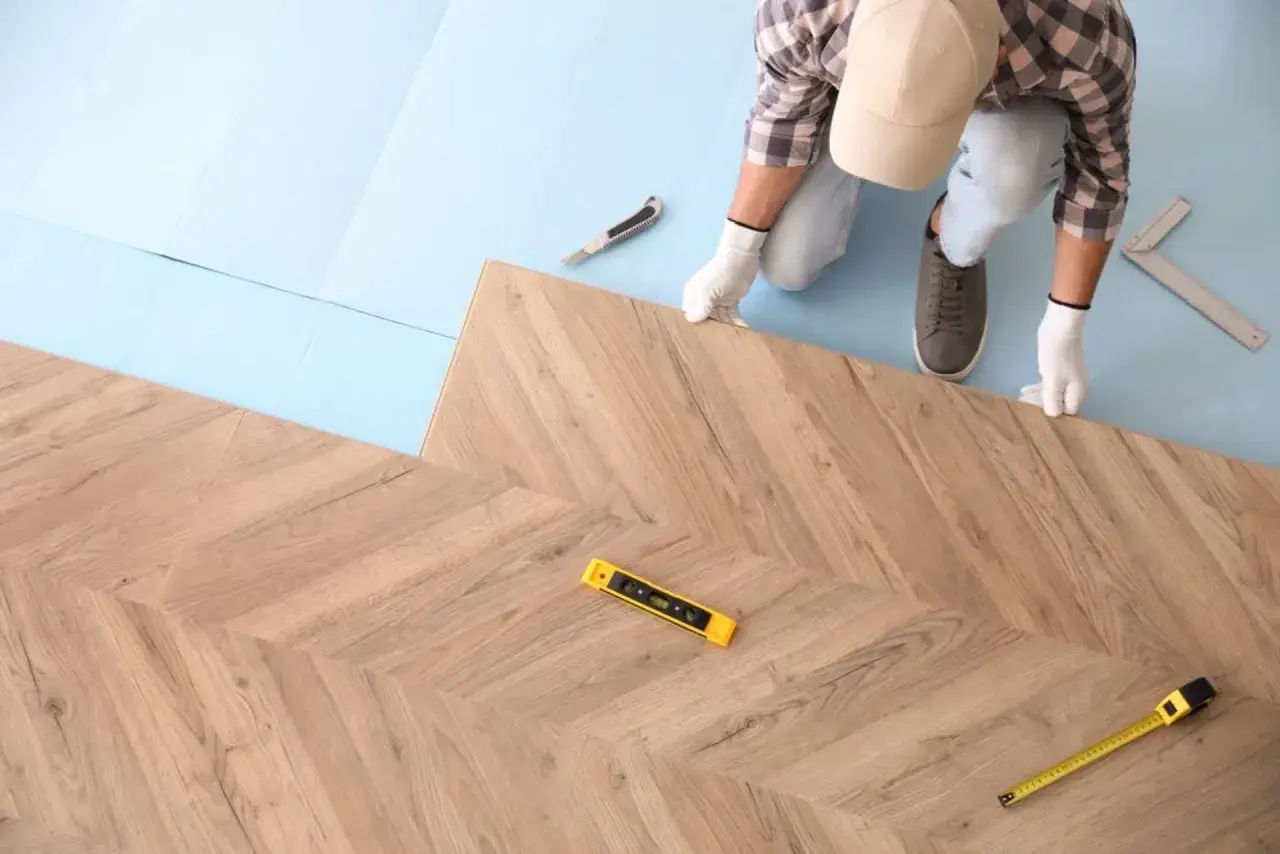 Jak wyrównać podłogę pod panele? Poradnik DIY i wybór metody.