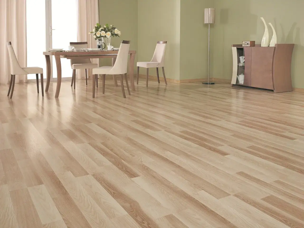 Piękne wnętrze z podłogą drewnianą i laminowaną