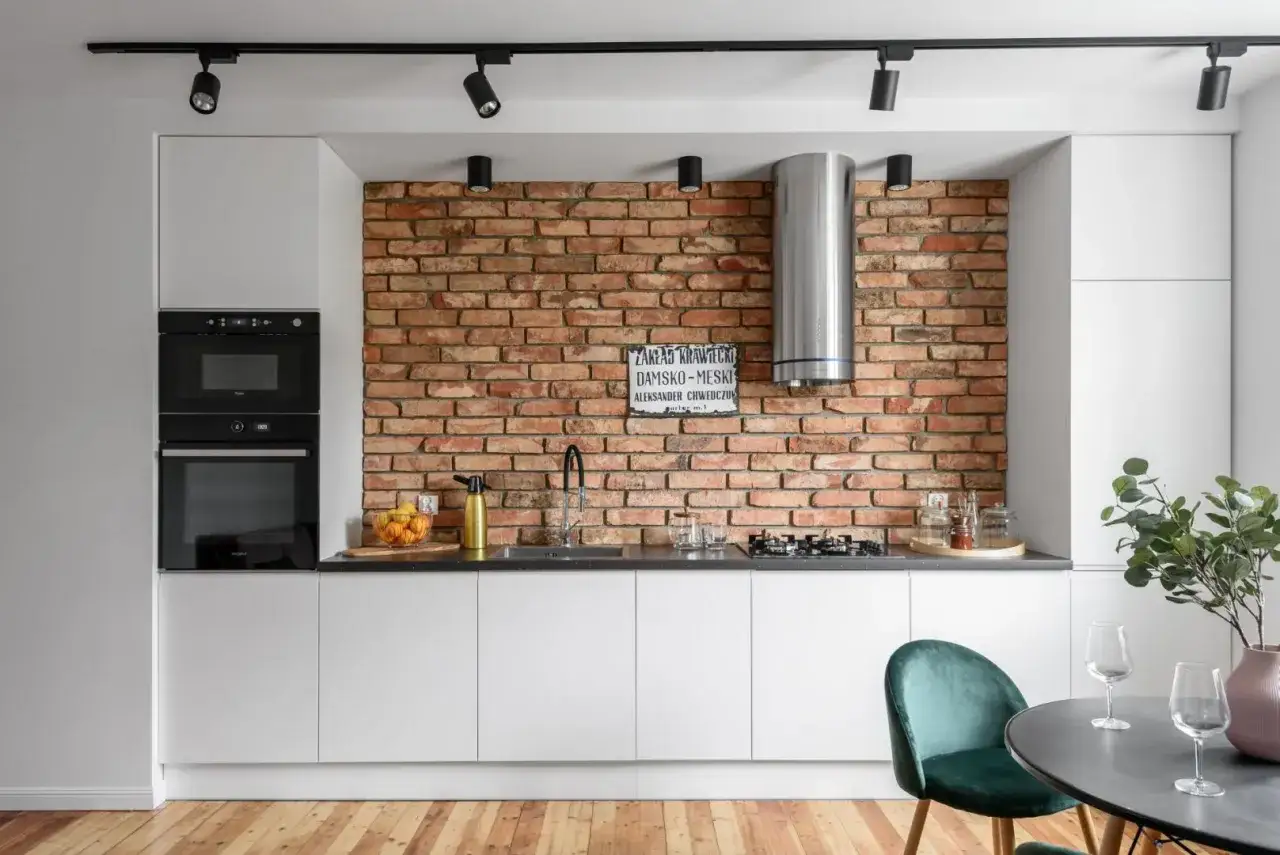 Beton architektoniczny w kuchni na ścianie