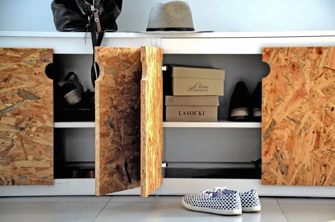 Szafka na buty DIY z desek inspiracje