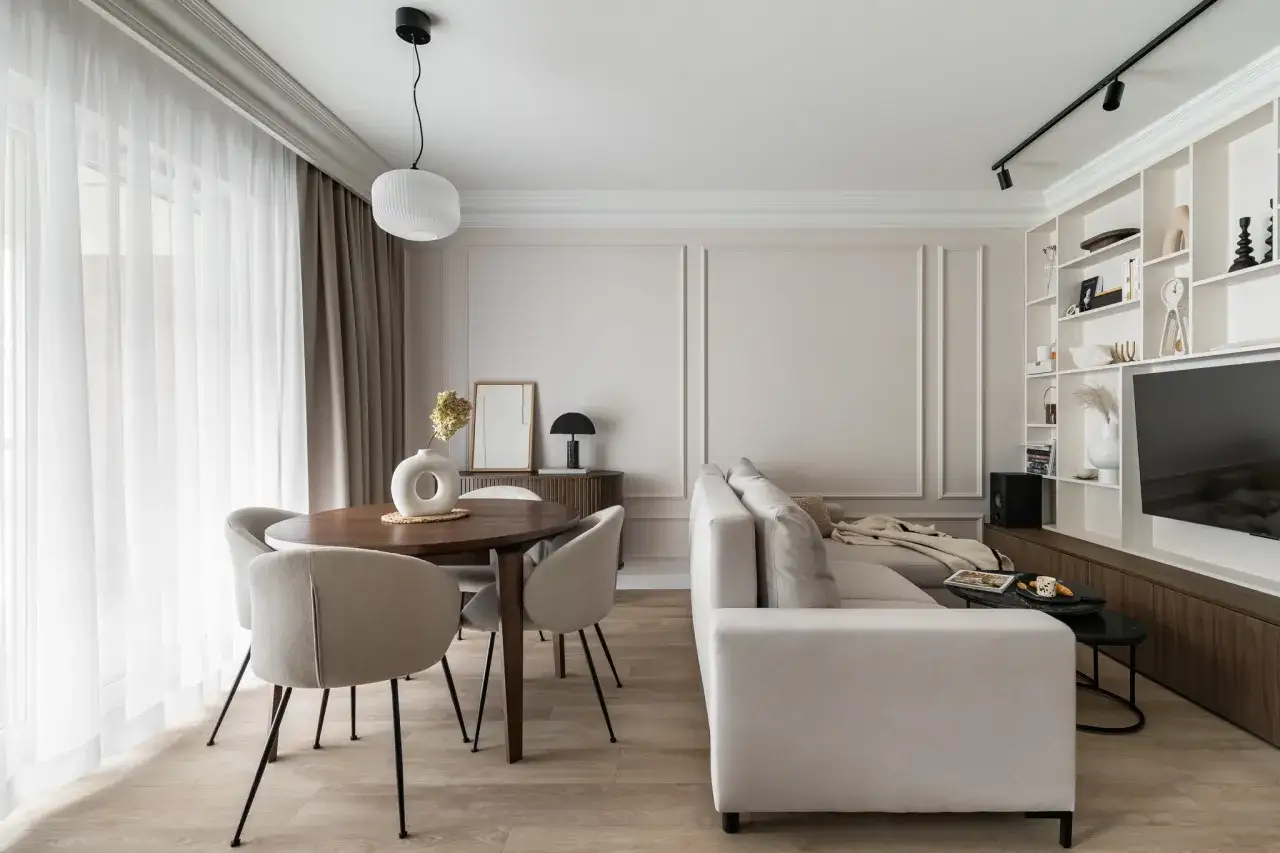Elegancki salon z beżowymi meblami i stylowymi dodatkami