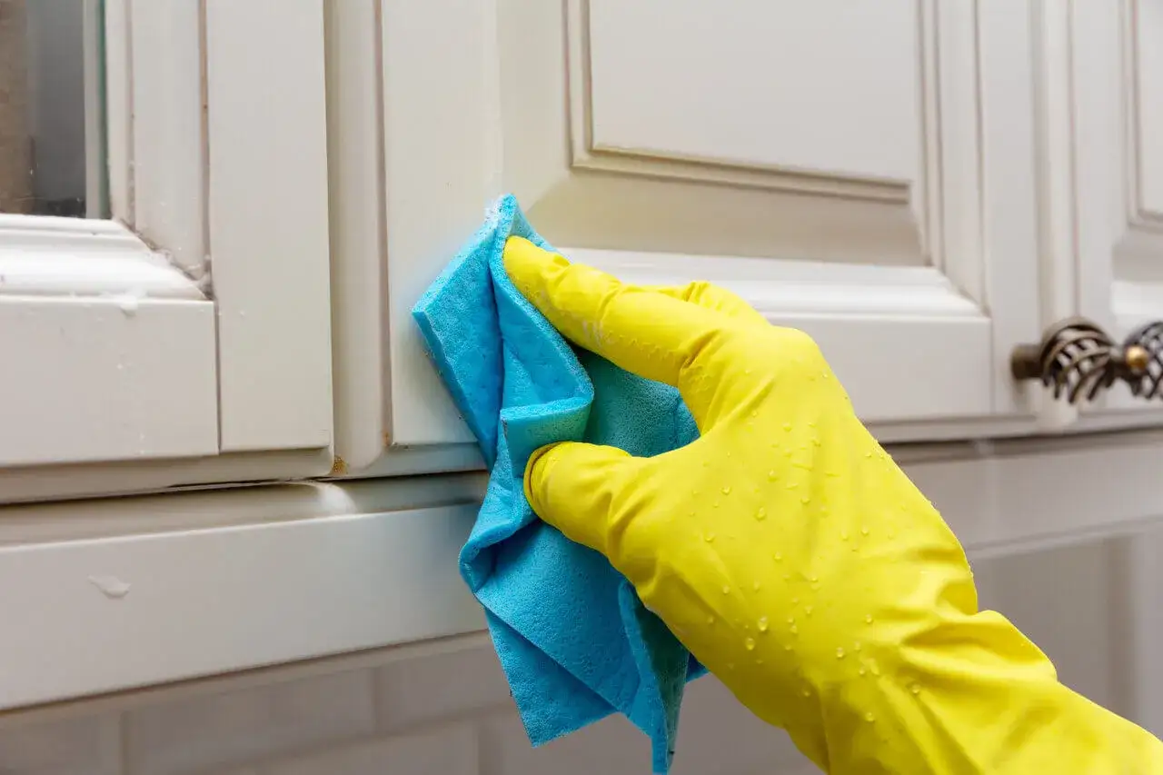 Białe szafki kuchenne z zabrudzeniami