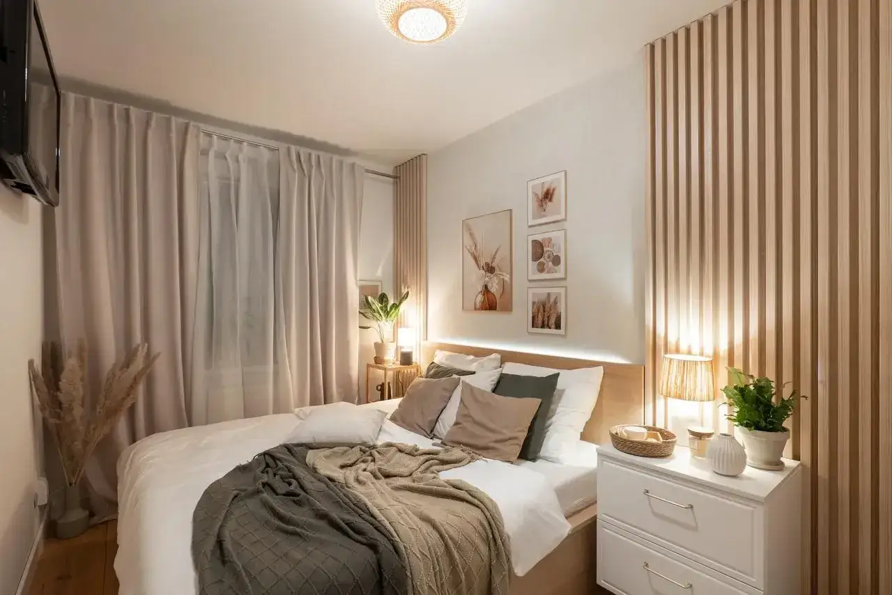 Beżowa sypialnia w stylu boho