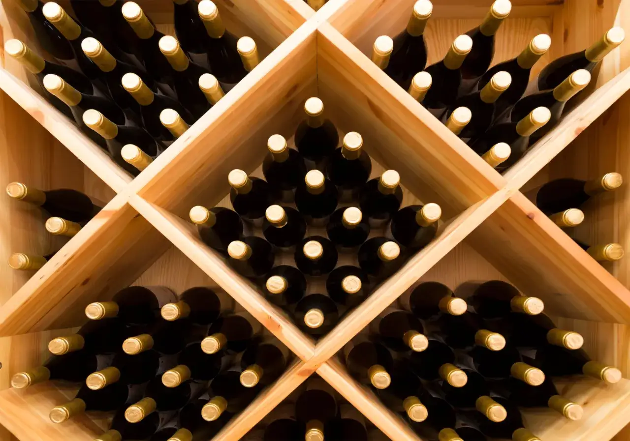 minimalistyczny stojak na wino z drewna