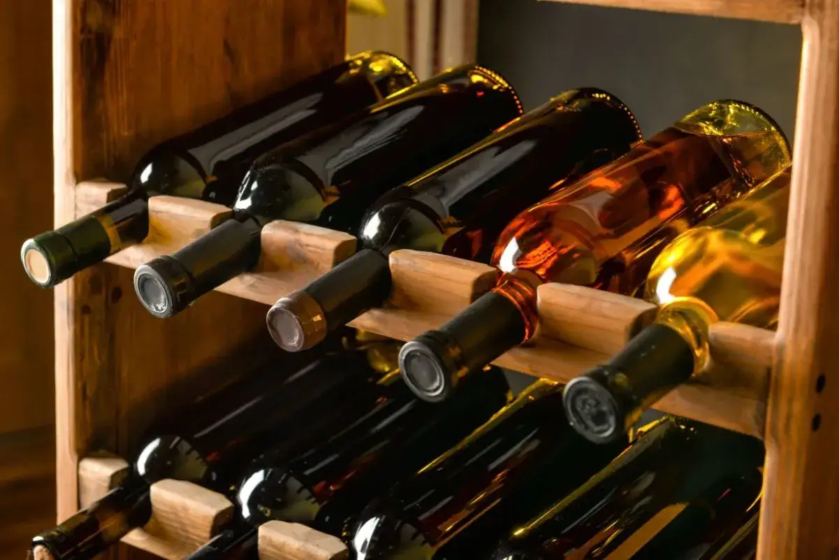 aranżacja szafki na wino w salonie
